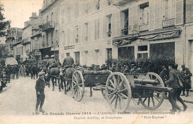 Artillerie Anglaise traversant Compiègne