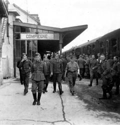Les soldat Allemands de la Wehrmacht en gare de Compiègne