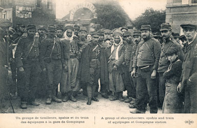 Un groupe de tirailleurs, spahis et du train des équipages à la gare de Compiègne