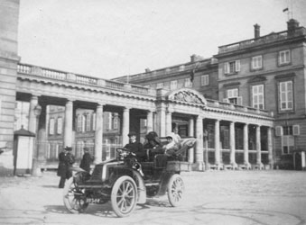 >En vehicule Renault devant le Chateau de Compiegne