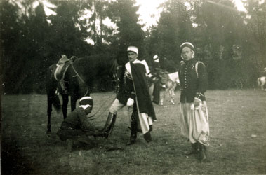 Spahis se préparant pour la fête Arabe" du 23 juin 1934 Compiègne