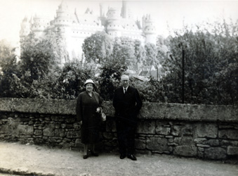 Un couple devant le château de Pierrefonds 1946