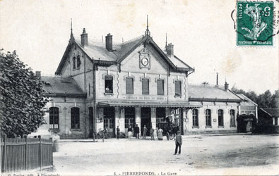 Place de la gare de Pierrefonds