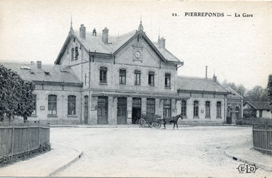 Place de la gare de Pierrefonds
