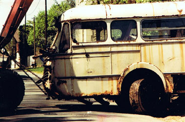 Le Bus Saviem sortant de la propriété