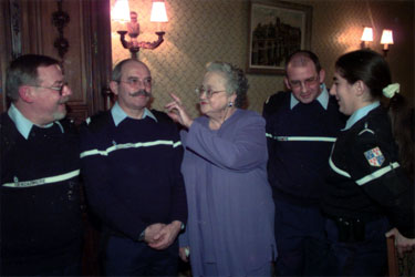 JColette Pittard en pleine dicussion avec la Gendarmerie Nationale de Compiègne