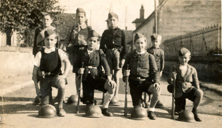 Les enfants de Vieux-Moulin posant devant l'école de vieux-Moulin